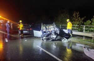 Acidente entre dois carros deixa dois jovens mortos e dois feridos em Blumenau