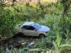 Veículo capota e cai em ribanceira de 5 metros na Estrada Geral das Laranjeiras, em Ilhota