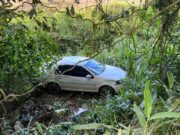 Veículo capota e cai em ribanceira de 5 metros na Estrada Geral das Laranjeiras, em Ilhota