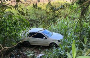 Veículo capota e cai em ribanceira de 5 metros na Estrada Geral das Laranjeiras, em Ilhota