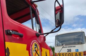 Bombeiros combatem princípio de incêndio em ônibus em Ilhota