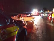Acidente na BR-470 mobiliza bombeiros após veículo bater em barranco em Gaspar