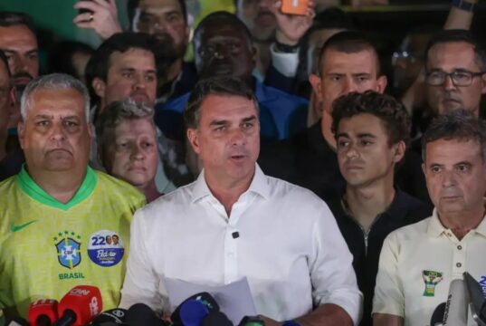 Flávio Bolsonaro não reconhece resultado do 2º turno e anuncia que pedirá anulação das eleições