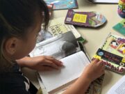 Tenda literária transforma o recreio em momento de leitura e imaginação em escola de Ilhota