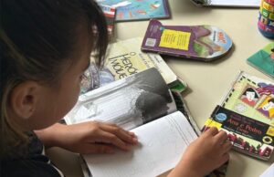 Tenda literária transforma o recreio em momento de leitura e imaginação em escola de Ilhota