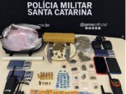 PM prende dois homens e uma mulher e apreende drogas e munições em Blumenau