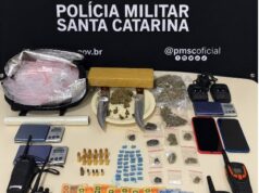 PM prende dois homens e uma mulher e apreende drogas e munições em Blumenau