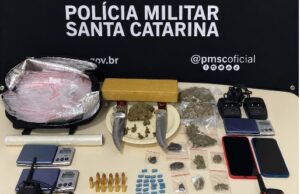 PM prende dois homens e uma mulher e apreende drogas e munições em Blumenau