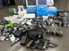 Fundo falso em ônibus de turismo escondia submetralhadora, pistolas e droga em SC