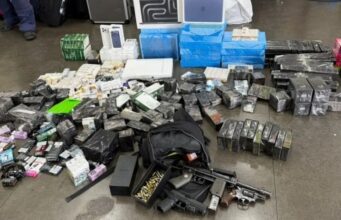 Fundo falso em ônibus de turismo escondia submetralhadora, pistolas e droga em SC