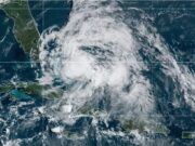 Furacão Isaías perde força após atingir a Flórida e avança como ciclone pós-tropical pelos Estados Unidos
