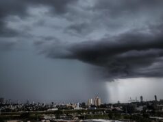 Formação de dois ciclones deve intensificar chuvas e provocar temporais em nove estados brasileiros