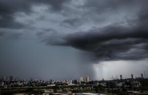 Formação de dois ciclones deve intensificar chuvas e provocar temporais em nove estados brasileiros
