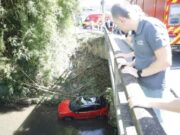 Carro cai em ribeirão em Blumenau e populares pulam na água para resgatar motorista idoso