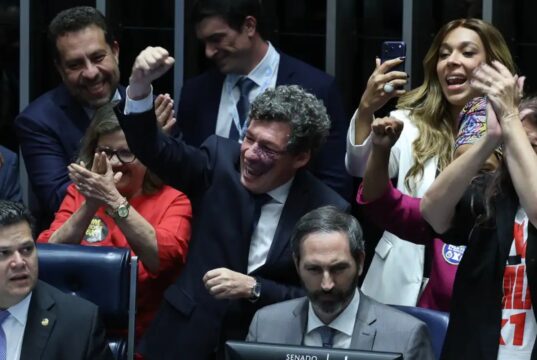 Senado aprova PEC que põe fim à escala 6×1 e reduz jornada de trabalho no país