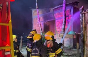 Incêndio destrói casa de alvenaria no bairro Boa Vista em Ilhota na madrugada desta sexta-feira