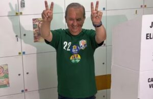 Jorginho Mello é reeleito governador de Santa Catarina em primeiro turno com quase 70% dos votos