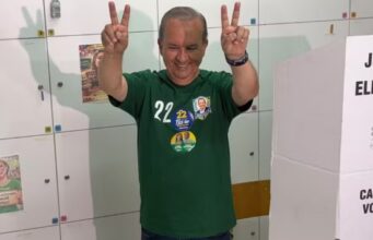 Jorginho Mello é reeleito governador de Santa Catarina em primeiro turno com quase 70% dos votos